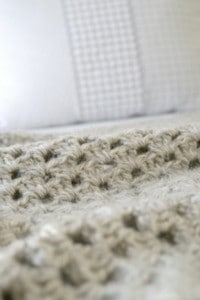 Cosy on the bed - Easy DIY Crochet Blanket
